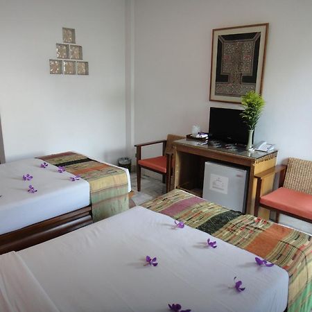 The Red Hibicus Guest House Чиангмай Екстериор снимка
