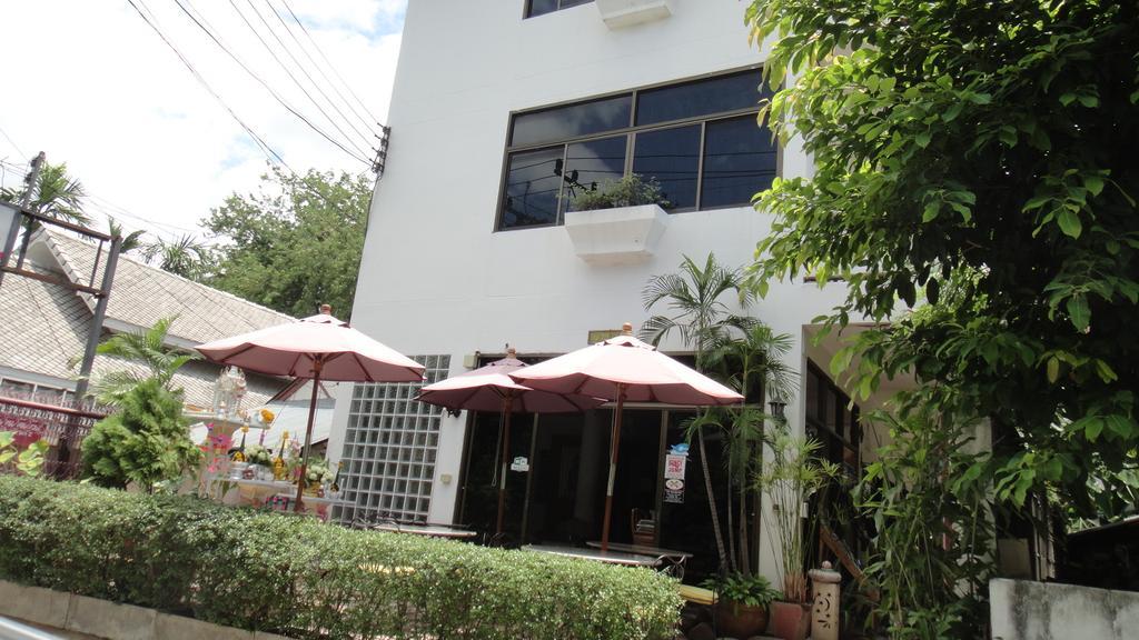 The Red Hibicus Guest House Чиангмай Екстериор снимка