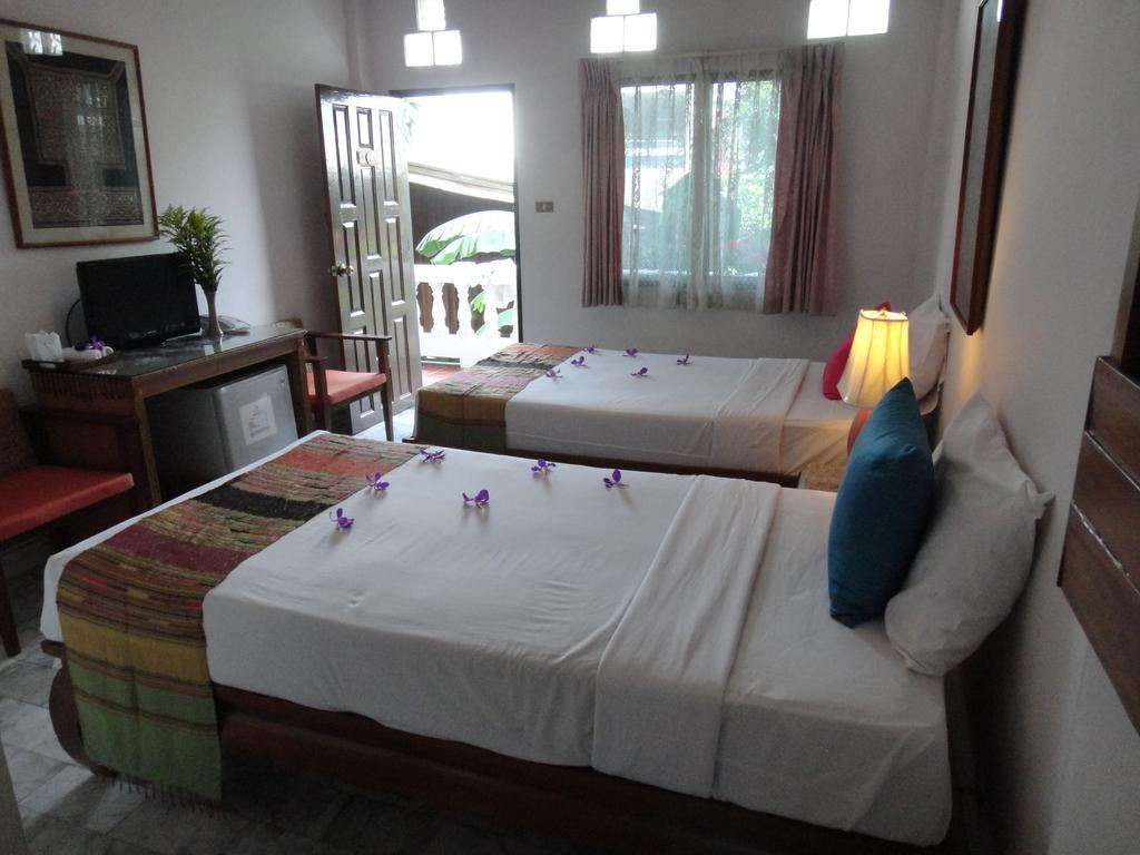 The Red Hibicus Guest House Чиангмай Екстериор снимка