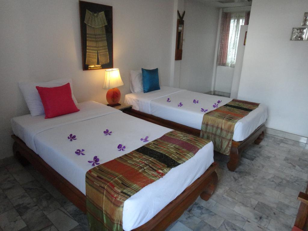 The Red Hibicus Guest House Чиангмай Екстериор снимка