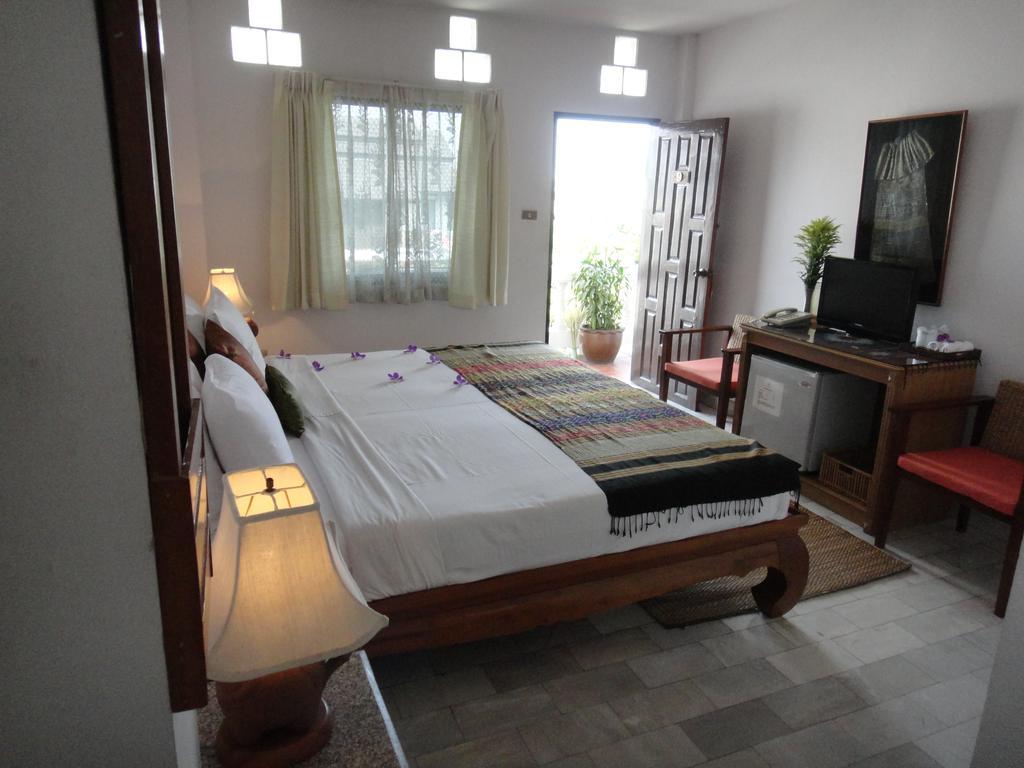The Red Hibicus Guest House Чиангмай Екстериор снимка
