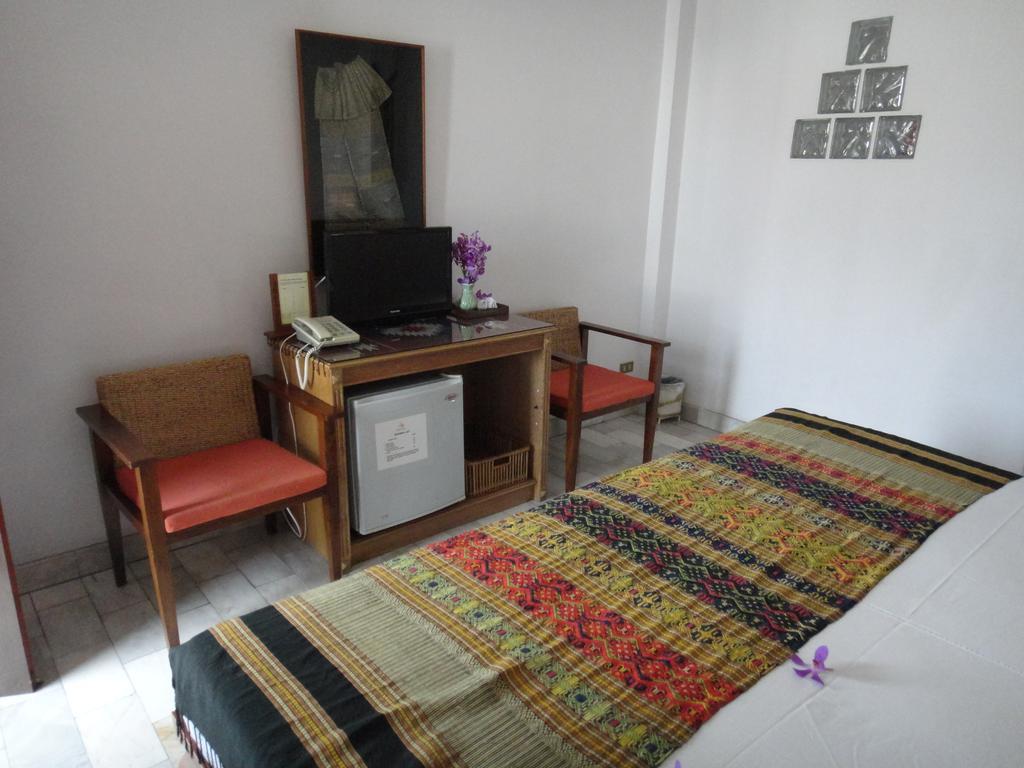 The Red Hibicus Guest House Чиангмай Екстериор снимка