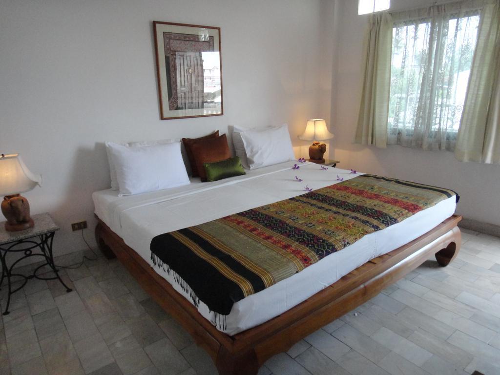 The Red Hibicus Guest House Чиангмай Екстериор снимка